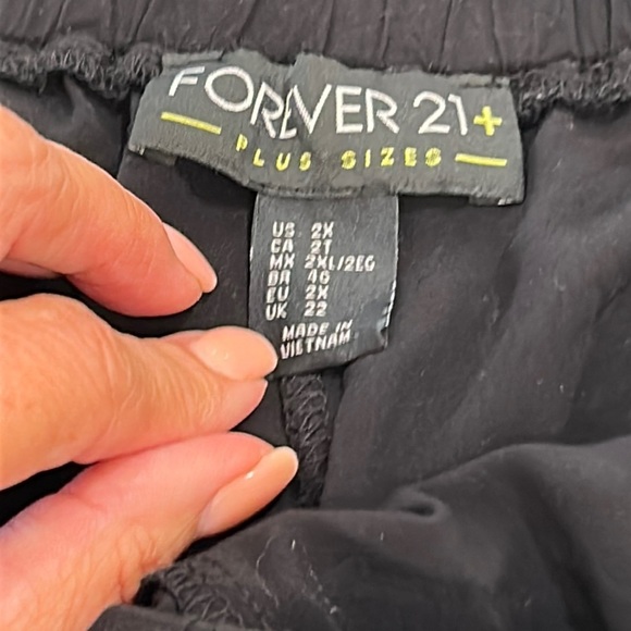 Forever 21 Plus Size Black Rayon Elastic Waist Shorts with Lace Hem sz.2X - Picture 4 of 5